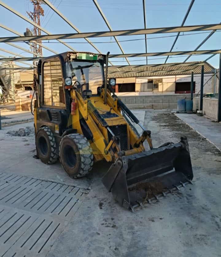 Mini Retrocargadora, Marca: JCB , Modelo: 1 CX, Año fabricación 2007, Horas: 8000, equipada con un cazo, Sin Matrícula. Maquinaria de Autónomo lista para trabajar.