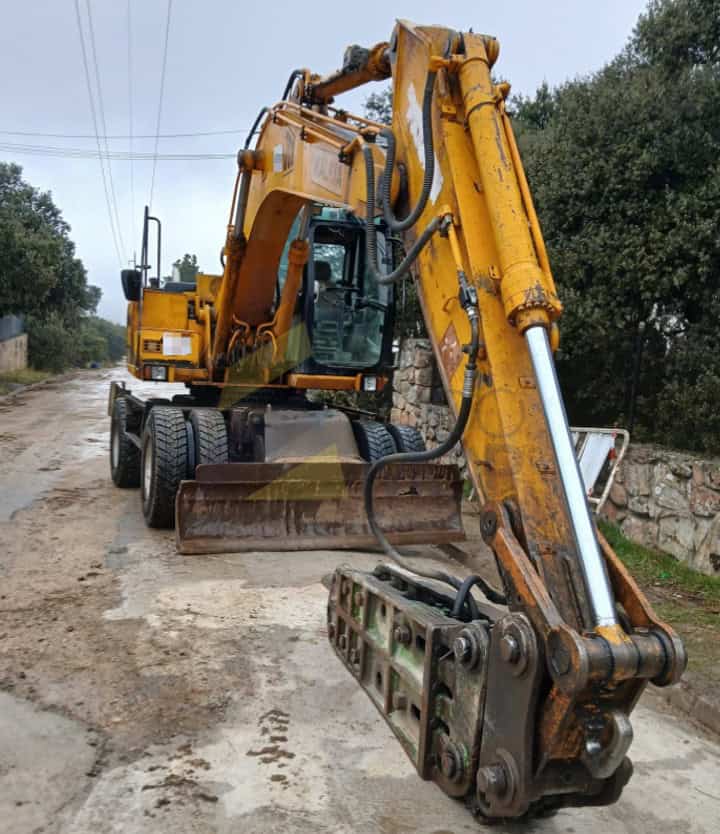 Excavadora ruedas JS 175 W. Año 2005, Horas: 17382. Equipada con Cazo de trabajo y Martillo, Aire Acondicionado. Bomba reparada con 300 Horas de trabajo.