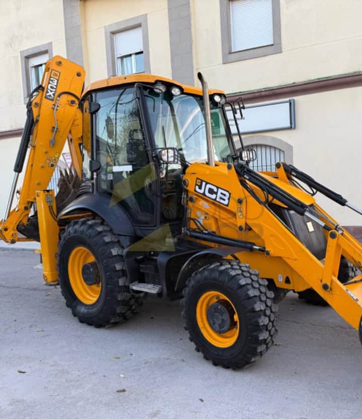 RetroCargadora, Marca: JCB, Modelo: 3CX, Año fabricación 2018, Horas: 9000 H, equipada con Mandos Pilotados, Pala 4 en 1, Horquillas, Enganche mecánico en pala y retro, dos cazos, brazo telescópico, Aire acondicionado, Asiento neumático calefactable, SRS (Sistema suspensión brazo pala)